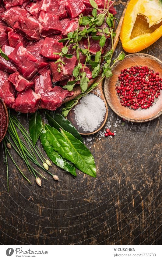 Fleischwürfel mit frischen Kräutern, Salz und Pfeffer Lebensmittel Kräuter & Gewürze Ernährung Mittagessen Abendessen Festessen Bioprodukte Diät Teller