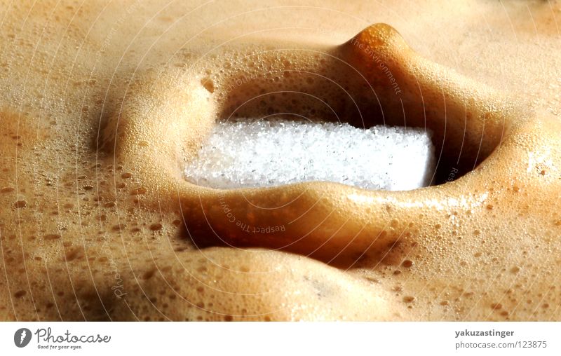 Kaffee mit Milch und Zucker Koffein Getränk heiß süß Süßstoff Würfel