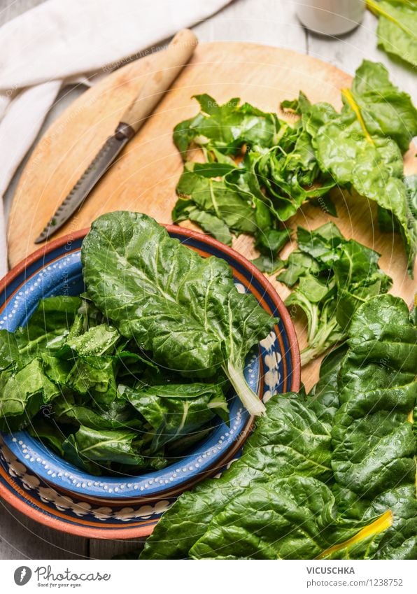 Mangold zubereiten Lebensmittel Gemüse Salat Salatbeilage Ernährung Mittagessen Abendessen Bioprodukte Vegetarische Ernährung Diät Teller Schalen & Schüsseln