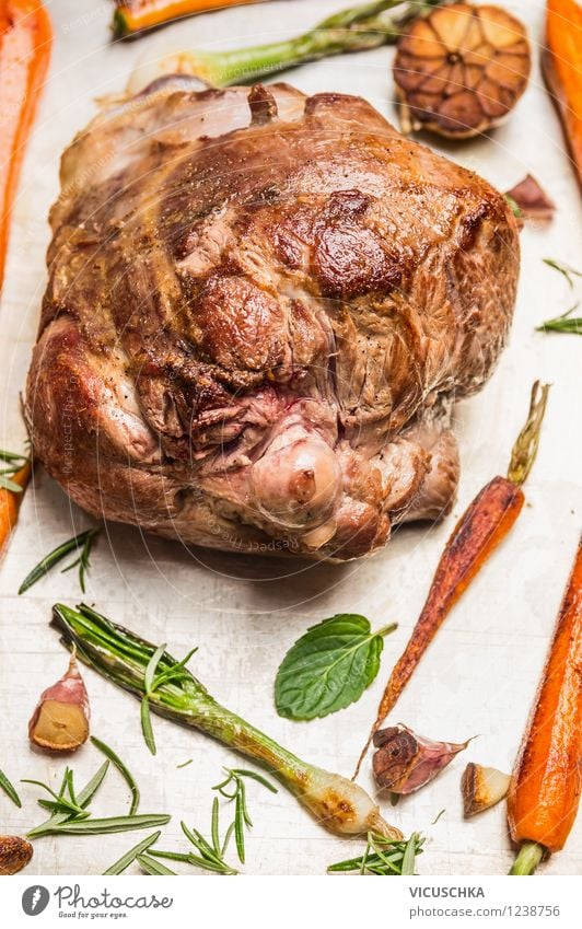 Lammkeule Braten und gerostete saisonales Gemüse Lebensmittel Fleisch Kräuter & Gewürze Ernährung Abendessen Festessen Bioprodukte Stil Design Tisch Küche