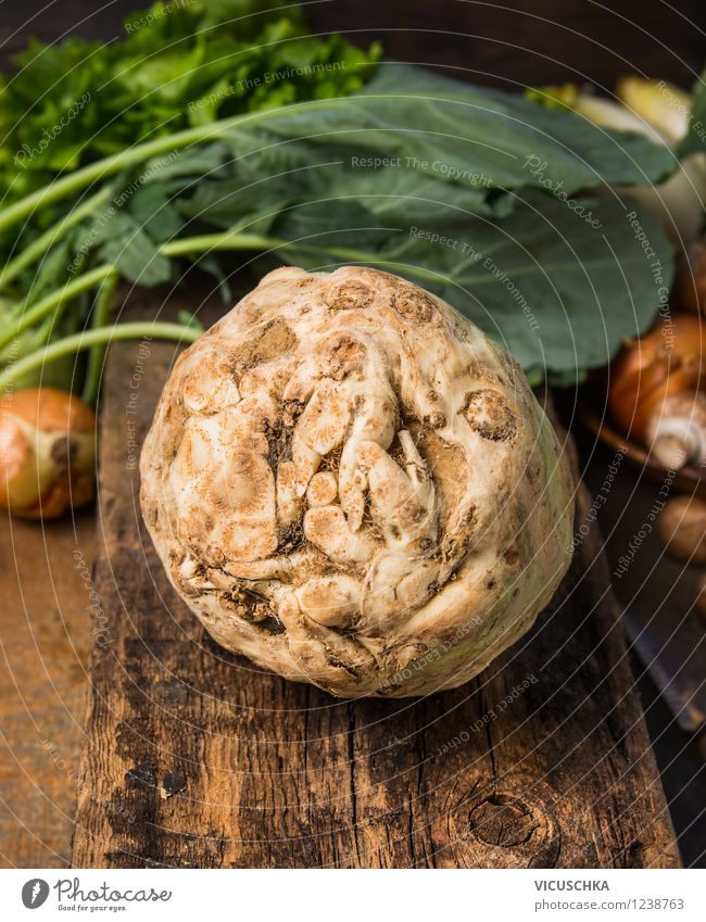 Bio Sellerieknolle auf rustikalem Holztisch Lebensmittel Gemüse Ernährung Bioprodukte Vegetarische Ernährung Diät Lifestyle Stil Design Gesunde Ernährung Garten