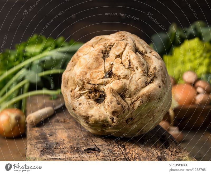 Bio Sellerieknolle aus dem Garten Lebensmittel Gemüse Ernährung Bioprodukte Vegetarische Ernährung Diät Messer Stil Design Gesunde Ernährung Tisch Küche