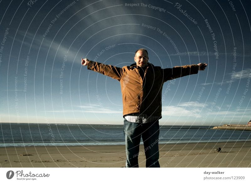 Frei sein ... Wohlgefühl genießen Mann Kerl Meer Strand Küste Wolken Horizont Wellen Licht blenden Himmel Natur Freiheit Ferne Erholung Mensch arme ausbreiten