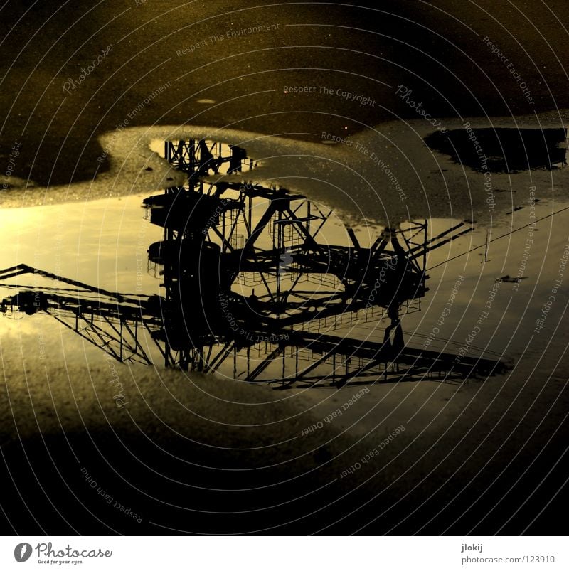 Digger Bagger Kran Macht Koloss Stahl Beton Pfütze Ausleger Verkehrswege Sonnenstrahlen Sonnenuntergang Reflexion & Spiegelung dunkel Handwerk streben Maschine