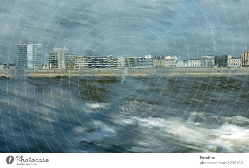 Wellengang vor Norderney Umwelt Natur Urelemente Wasser Himmel Küste Strand Nordsee Meer Skyline Haus Gebäude Ferne nass natürlich wild Sturm Farbfoto