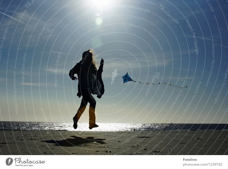 Freudensprünge Mensch feminin Mädchen Kindheit 1 Umwelt Natur Landschaft Urelemente Erde Sand Wasser Himmel Sonne Sonnenlicht Sommer Schönes Wetter Küste Strand