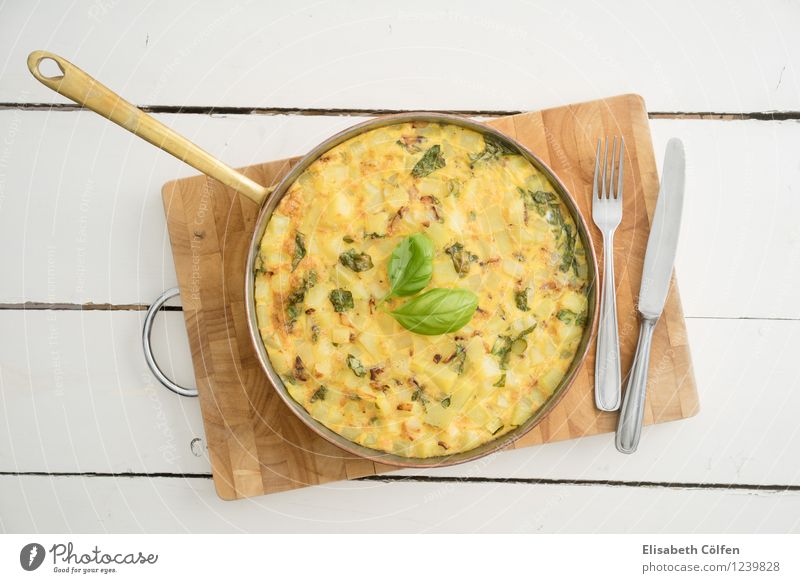 Tortilla Käse Kartoffeln Zwiebel Omelett Mittagessen Abendessen Vegetarische Ernährung Pfanne Gabel gelb grün Frittata Fladenbrot Basilikum Ei Mahlzeit