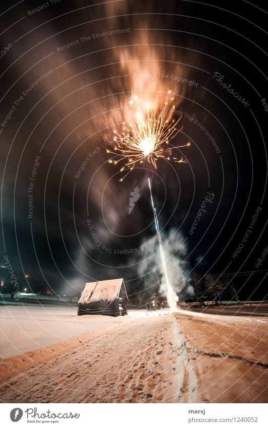 Das muss gefeiert werden!!! Feste & Feiern Silvester u. Neujahr Feuerwerk dunkel Fröhlichkeit Freude aufsteigen verraucht Rauch Farbfoto Gedeckte Farben