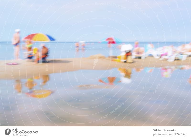 Urlauberleute an einem Tag im Sommerseestrand Lifestyle schön Ferien & Urlaub & Reisen Tourismus Sonne Strand Meer Tisch Natur Sand Himmel Ostsee natürlich blau