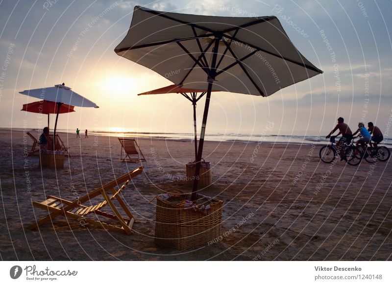 Leute fahren ihre Fahrräder auf dem Ostseestrand bei Sonnenuntergang Lifestyle Freude Ferien & Urlaub & Reisen Tourismus Sommer Strand Meer Sport Mann