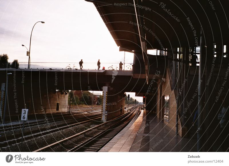 s-bahn-hof Eisenbahn S-Bahn Verkehr Bahnhof Berlin Abend Abenddämmerung warten Geleise