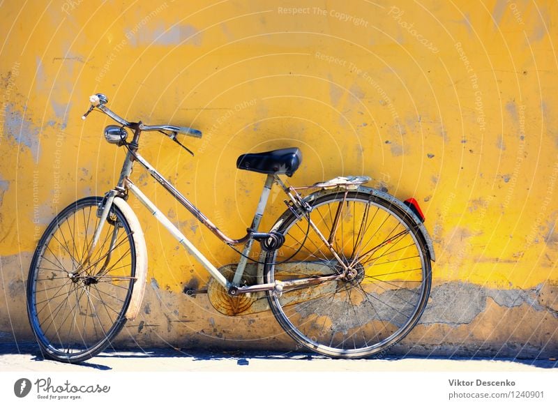 Altes Fahrrad gegen die Wand zu Hause Leben Ferien & Urlaub & Reisen Stadt Verkehr alt retro gelb rot schwarz weiß Farbe urban Antiquität anlehnen Hintergrund