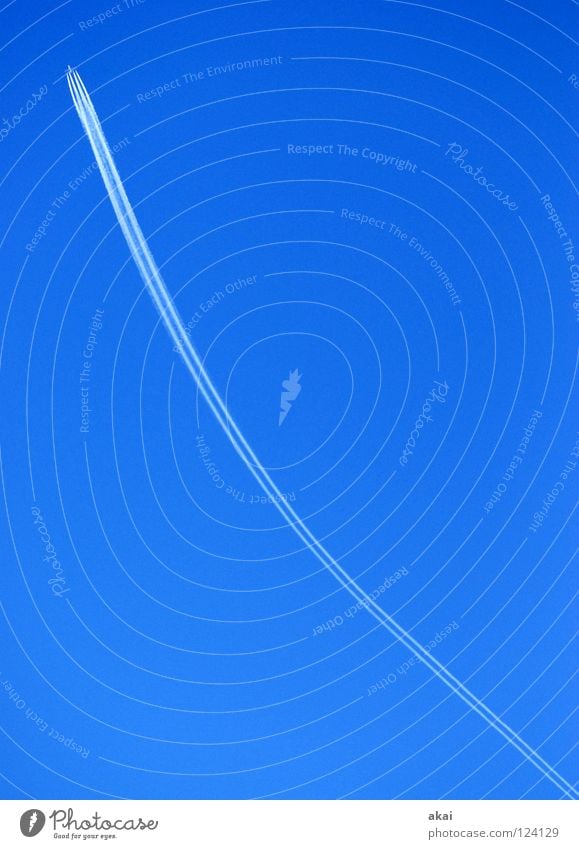 Wohin? Flugzeug Kondensstreifen Streifen Kohlendioxid Düsenflugzeug Passagierflugzeug Luftverkehr Tourismus krumm Flugschau Veranstaltung Aktion Wolken Rauch