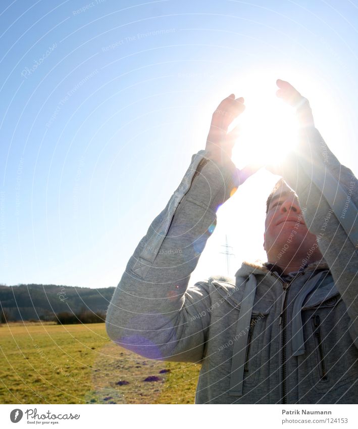 pack die Sonne aus pt.II Sonnenlicht Sonnenstrahlen Licht Beleuchtung erleuchten Himmel hell-blau Gras Wiese grün Natur kalt klirrende Kälte Jacke Pullover