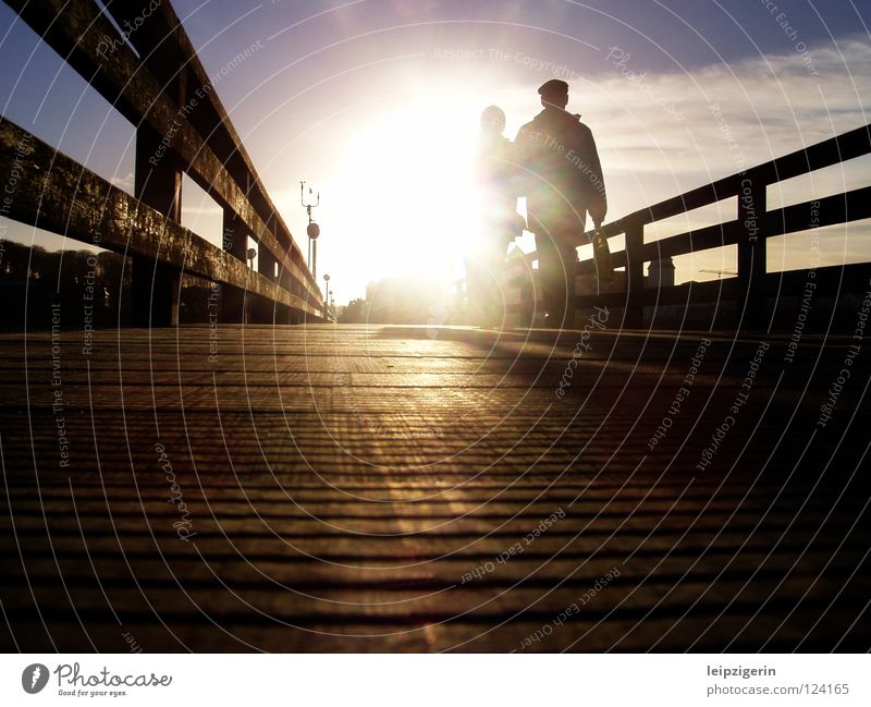 Lebensabend Meer Steg Senior Stimmung Gegenlicht Holz schön Ruhestand Licht Sonnenstrahlen maritim Gefühle Brücke Ostsee Mensch Himmel Geländer Paar Spaziergang