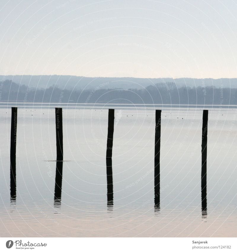 Einladung zum Pfahlsitzen See Reflexion & Spiegelung Horizont Stimmung Wellen Wasseroberfläche Pastellton Baum Wald Wochenende wandern Morgen Abenddämmerung