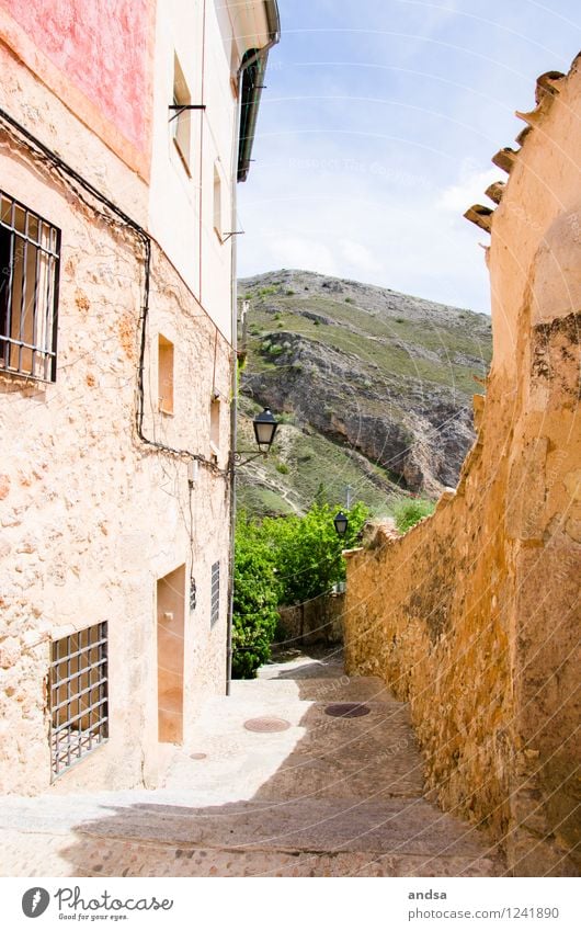 Cuenca Natur Landschaft Himmel Schönes Wetter Baum Sträucher Hügel Felsen Spanien Dorf Kleinstadt Altstadt Menschenleer Haus Mauer Wand Treppe Fenster