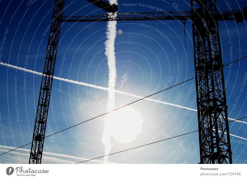 kreuzungen Kran Licht Kondensstreifen Streifen Geometrie weiß Baustelle kreuzen Sonnenlicht blenden Himmel blau Linie Haarschnitt Achse bauen