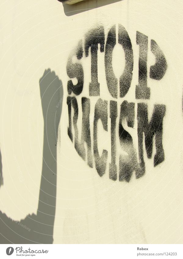 Stop Racism stoppen Faust Wand Mensch Hand Spray Rassismus beenden stark Putz kalt Ocker schwarz Grunge dreckig Schattenspiel Frieden racism stop racism sprayed