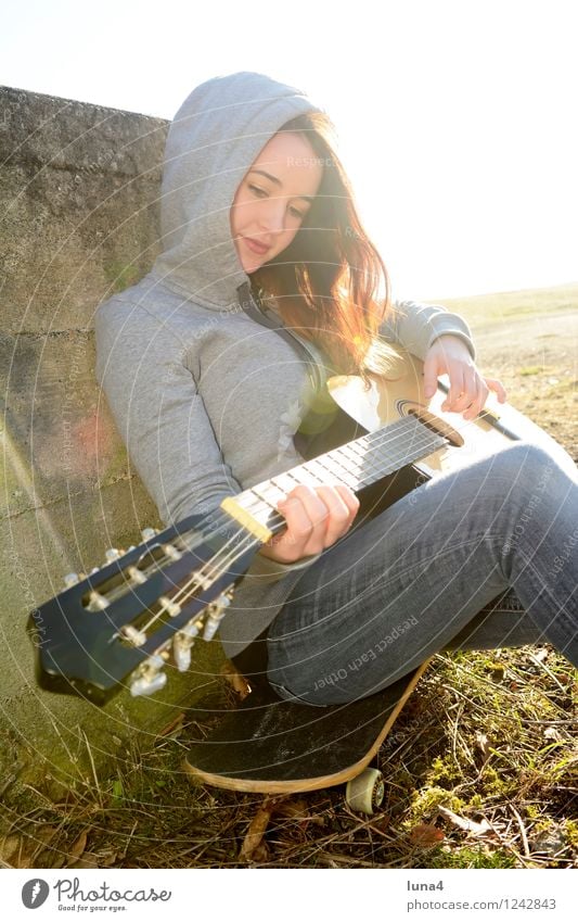 junge Frau mit Gitarre und skateboard Lifestyle Freude Spielen Musik Mensch feminin Erwachsene Jugendliche 1 18-30 Jahre Freundlichkeit grau Lebensfreude