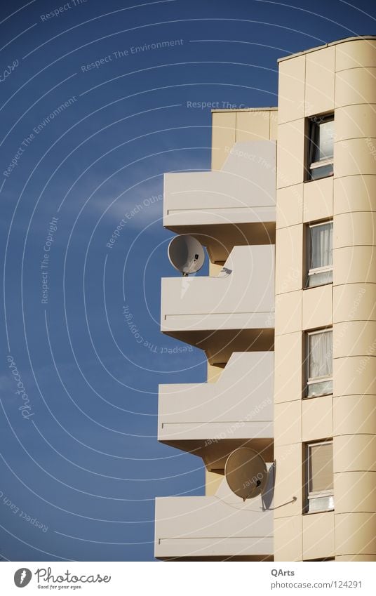 Balkon mit Satellitenschüssel Haus Satellitenantenne Fenster Plattenbau Kreuzberg Wohnung unpersönlich kalt Berlin Entertainment Schalen & Schüsseln modern