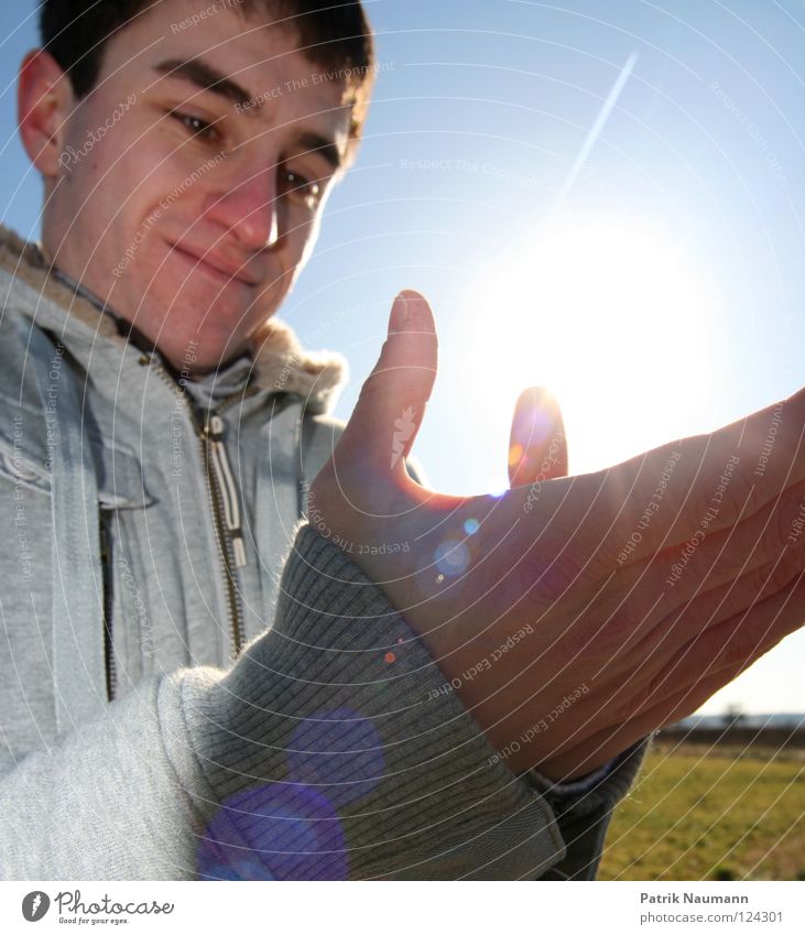 pack die Sonne aus pt.IV Sonnenlicht Sonnenstrahlen Licht Strahlung Physik Natur Himmel Wolken Gras grün hell-blau Kerl Mann Mensch Hand Blick Wunder erstaunt