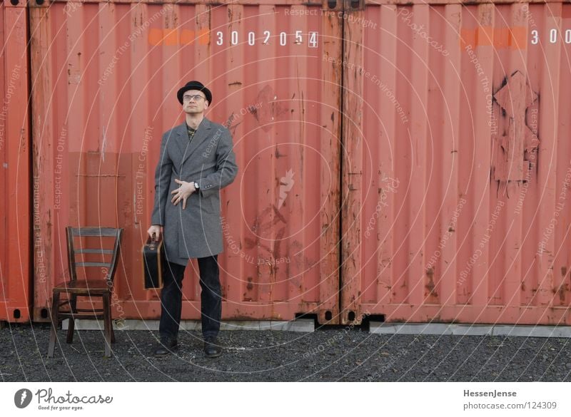 Person 20 Hoffnung Zeit Koffer rot Götter Mantel frieren Einsamkeit Bahnhof Industrie Container warten Stuhl Hut Melone Schriftzeichen Gott Blick Schatten