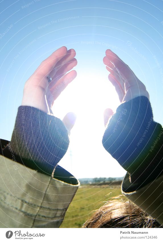 pack die Sonne aus pt.V Sonnenlicht Sonnenstrahlen Strahlung Licht Beleuchtung Lampe Himmel hell-blau Gras Wiese grün Hand nehmen hochhalten