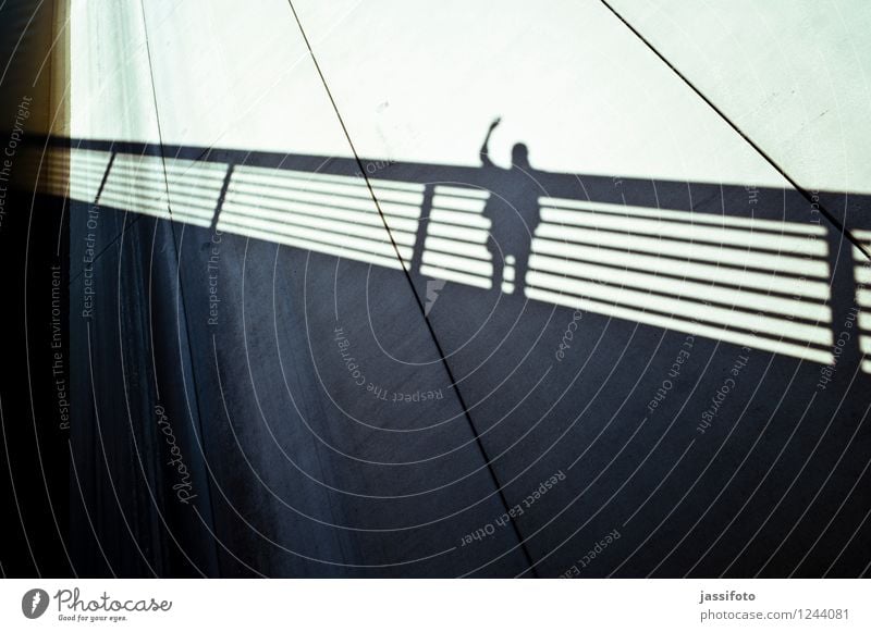 Hallo Mann Erwachsene 1 Mensch Brücke Mauer Wand beobachten Kommunizieren stehen winken "Geländer,Brüstung,Brückengeländer,Schattenriss,grüßen,"