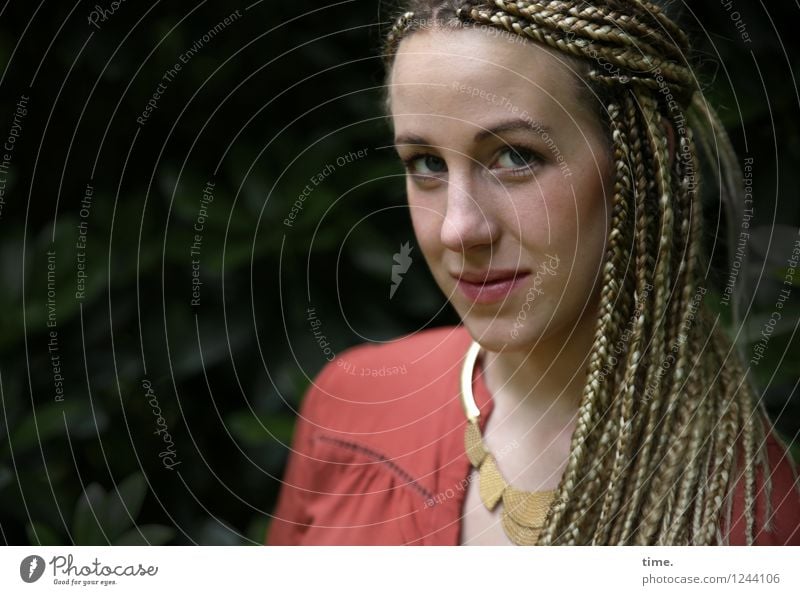 Frau mit geflochtenen Haaren feminin Erwachsene 1 Mensch Park Hemd Schmuck blond langhaarig Rastalocken beobachten Denken Blick warten schön Coolness Mut