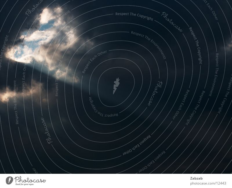 lichtdurchbruch Wolken Licht Durchbruch dunkel Regen Schatten Streulicht Gegenteil Schutzdach Lichteinfall hell Himmel grell Sonnenbad Ferne Wetter Macht