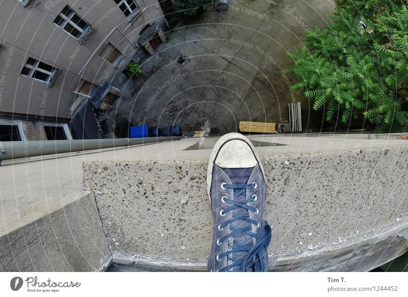 ich steh auf Berlin Häusliches Leben Wohnung Mensch Fuß 1 Angst Schuhe Hof Hoffnungslosigkeit Altstadt Hinterhof Altbau Selbstmörder Farbfoto Außenaufnahme Tag