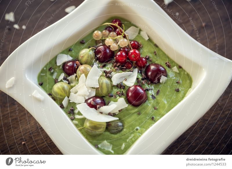 Matcha-Banane-Avocado Smoothie Bowl Lebensmittel Ernährung Bioprodukte Vegetarische Ernährung Fasten Slowfood Erfrischungsgetränk Saft Gesundheit