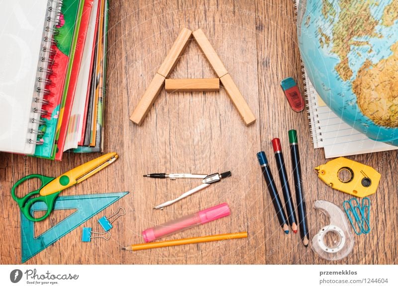 Schulzubehör auf einem Desktop Schreibtisch Bildung Schule lernen Arbeit & Erwerbstätigkeit Arbeitsplatz Büro Werkzeug Schere Buch Papier Schreibstift Klebeband