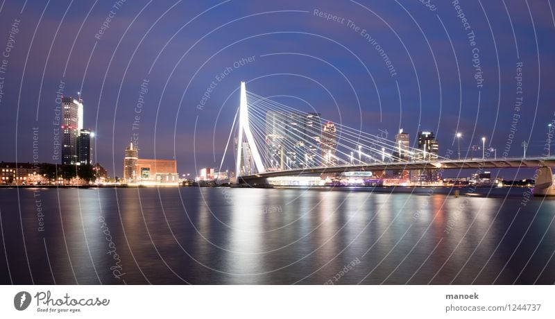 Erasmus Bridge Rotterdam bei Nacht Tourismus Sightseeing Städtereise Hafenstadt Stadtzentrum Haus Hochhaus Brücke Gebäude Architektur "Erasmus Brücke Maas