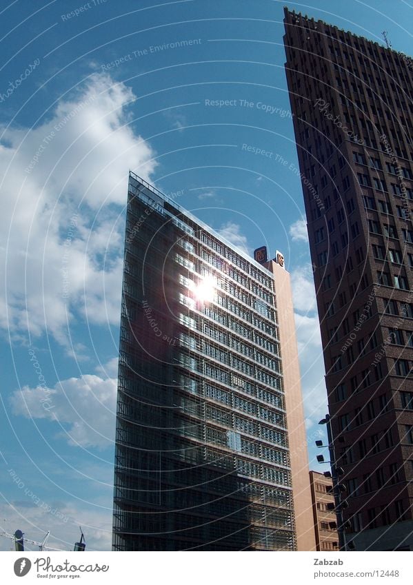 reflektiert Gebäude Haus Wolken Fenster Stadt Hochhaus Potsdamer Platz Mitte Stadtzentrum neu Reflexion & Spiegelung Berlin Bauwerk Himmel modern Sonne