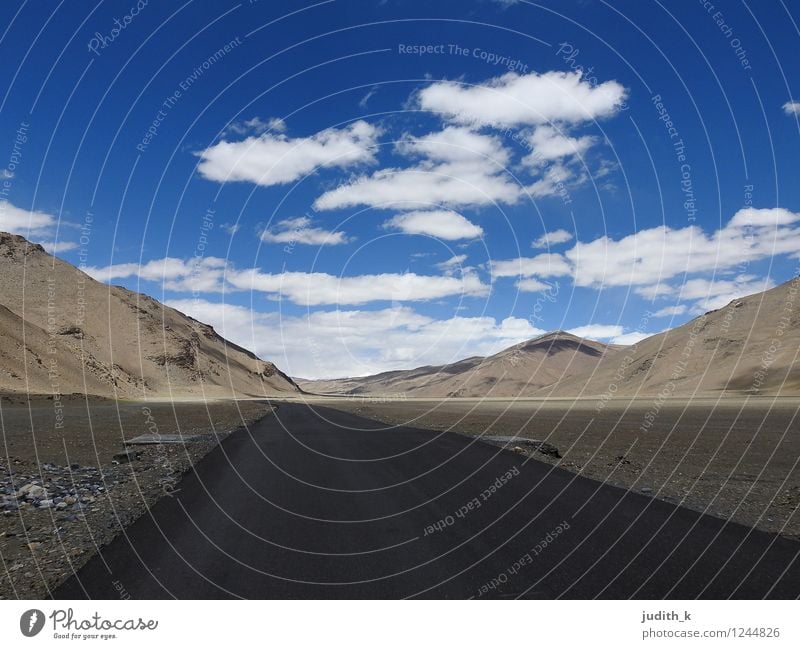 endless road Landschaft Erde Luft Himmel Wolken Horizont Schönes Wetter Felsen Berge u. Gebirge Indien Menschenleer Verkehrswege Autofahren Straße trist trocken