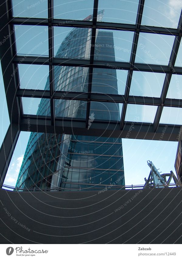 aufblick Pendler Potsdamer Platz Europa Dach Gebäude Hochhaus Fenster Gitter schwarz Wolken dunkel teuer bizarr Licht Tourist Attraktion Außenaufnahme Cinemaxx