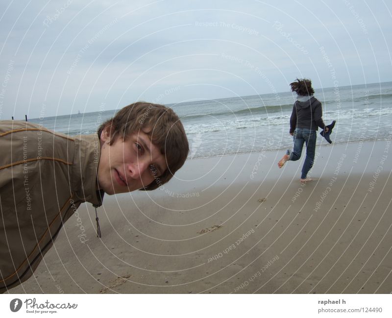 hinterher? Meer Strand Fragen Wellen flattern Fußspur Überraschung erstaunt Horizont nass Sturm Freude Wasser Bewegung rennen laufen Wind Sand Neigung