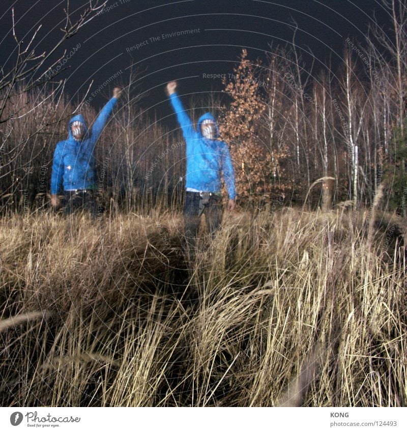 zerrbild dunkel Wiese Nacht mehrere 2 Reflexion & Spiegelung Kapuze Langzeitbelichtung Faust Rebell auflehnen stark Wald Gras Baum Kraft hell zweimal