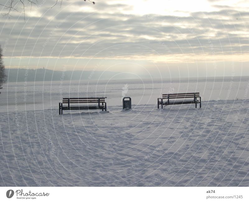 Winterlandschaft mit 2 Bänken und nem Papierkorb weiß Schnee Bank