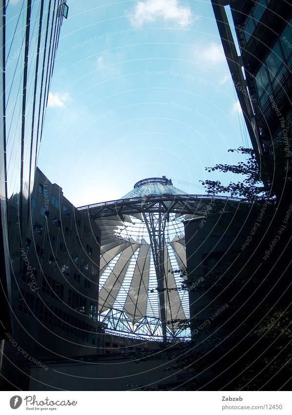 sonne durch sony center Sony Center Berlin Cinemaxx Kuppeldach Dach Gebäude Wolken dunkel teuer bizarr Licht Europa Tourist Attraktion Kino Stimmung Eindruck