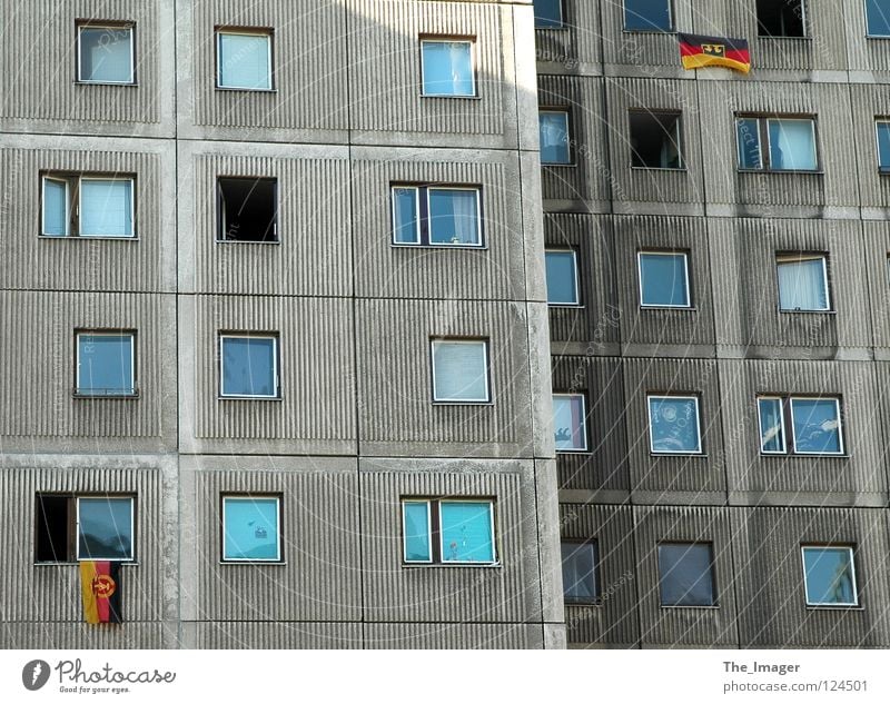 Was denn nun? Fahne Nostalgie Wiedervereinigung Wappen Deutsche Flagge Plattenbau Osten Deutschland grau Wohnung Fenster Ostalgie Vergangenheit historisch