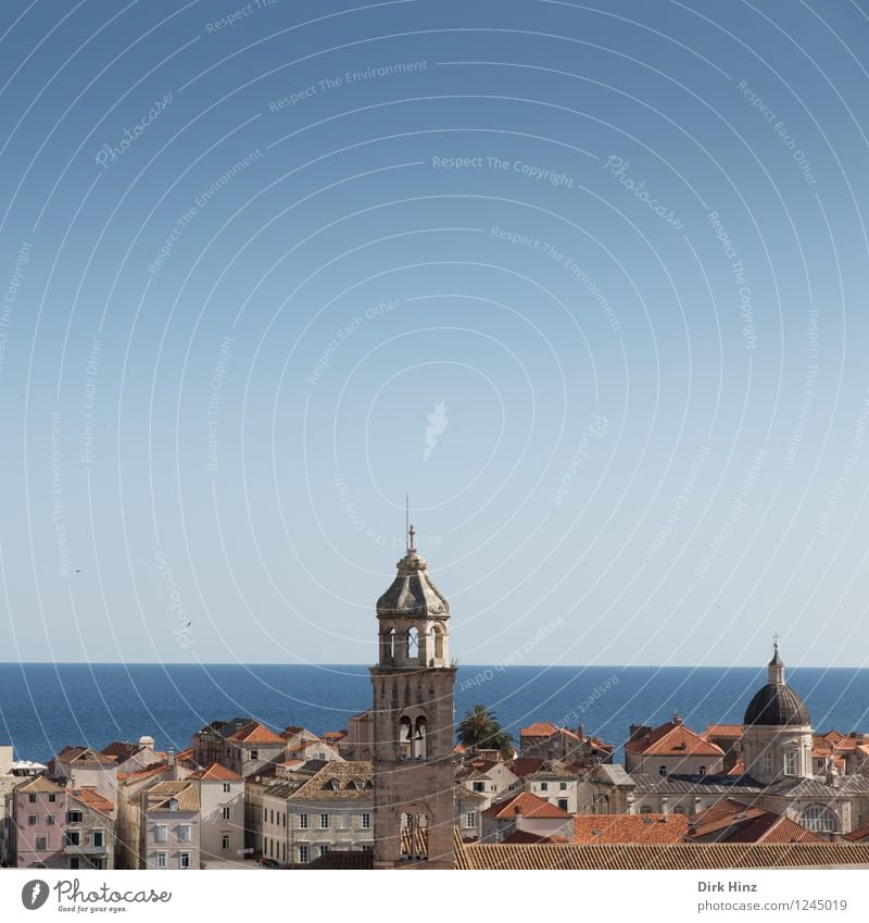 Kroatischer Ausblick Stadt Altstadt Haus Kirche Fassade Dach Sehenswürdigkeit Wahrzeichen Denkmal blau braun gold Nostalgie Tradition Vergangenheit