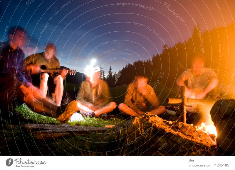 Lagerfeuer 3 Zufriedenheit Erholung Freizeit & Hobby Freiheit Sommer Berge u. Gebirge Feuerstelle Lagerfeuerstimmung Mensch maskulin Jugendliche Menschengruppe