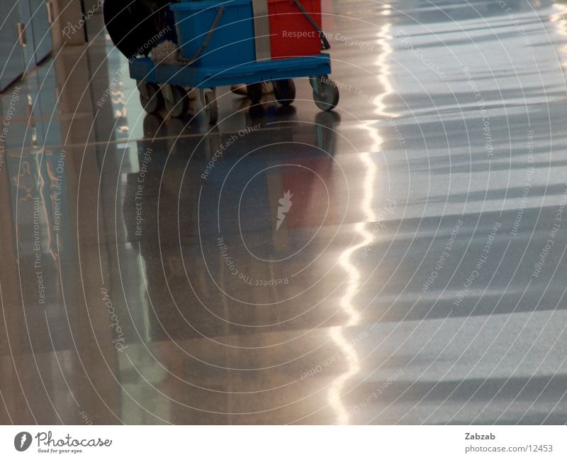 zurich airport 2 Eile Raumpfleger Reflexion & Spiegelung Licht Lampe Reinigen Wagen Tanzfläche Flughafen Stress Luftverkehr Flugplatz Bodenbelag Untergrund