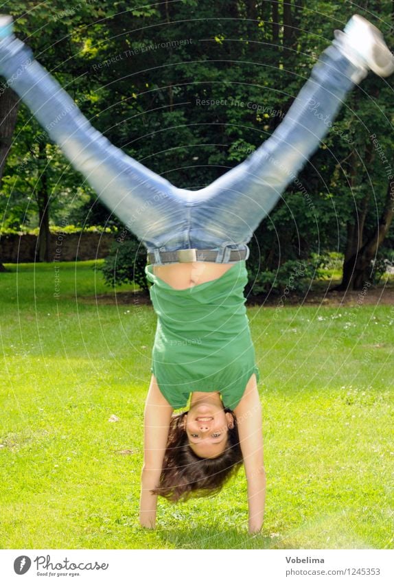 Jugendliche, Rad schlagend schön Sport Fitness Sport-Training Mensch feminin Mädchen Junge Frau Erwachsene 1 18-30 Jahre Natur sportlich blau braun mehrfarbig