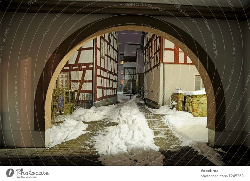 Torbogen im Winter Kleinstadt Altstadt Haus Mauer Wand braun schwarz weiß Farbfoto Außenaufnahme Menschenleer Textfreiraum links Textfreiraum rechts Abend