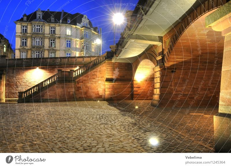 Abend in Frankfurt Frankfurt am Main Stadt Altstadt Haus Brücke Gebäude Architektur Mauer Wand Treppe Fassade blau braun gelb gold grau Farbfoto Außenaufnahme