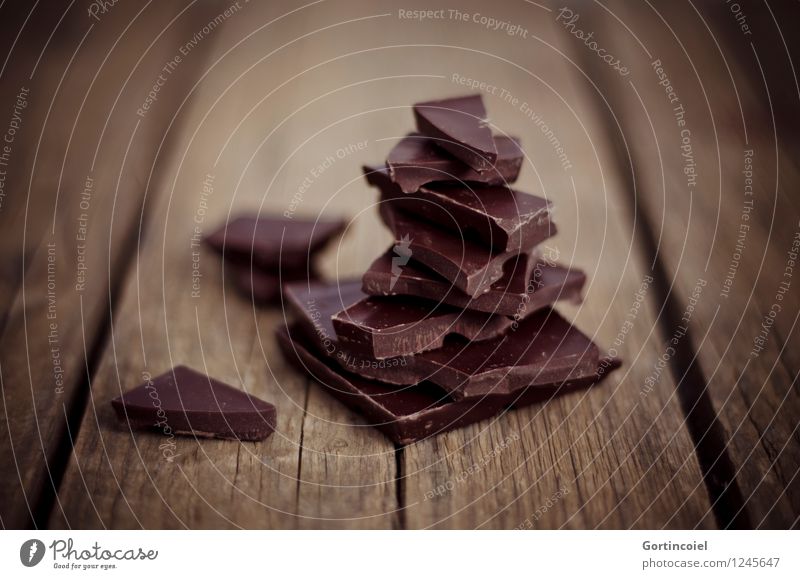 Zartbitter Lebensmittel Süßwaren Schokolade Ernährung lecker süß braun Holztisch Zartbitterschokolade Schokoladenbruch schokobraun Kakao Foodfotografie Farbfoto